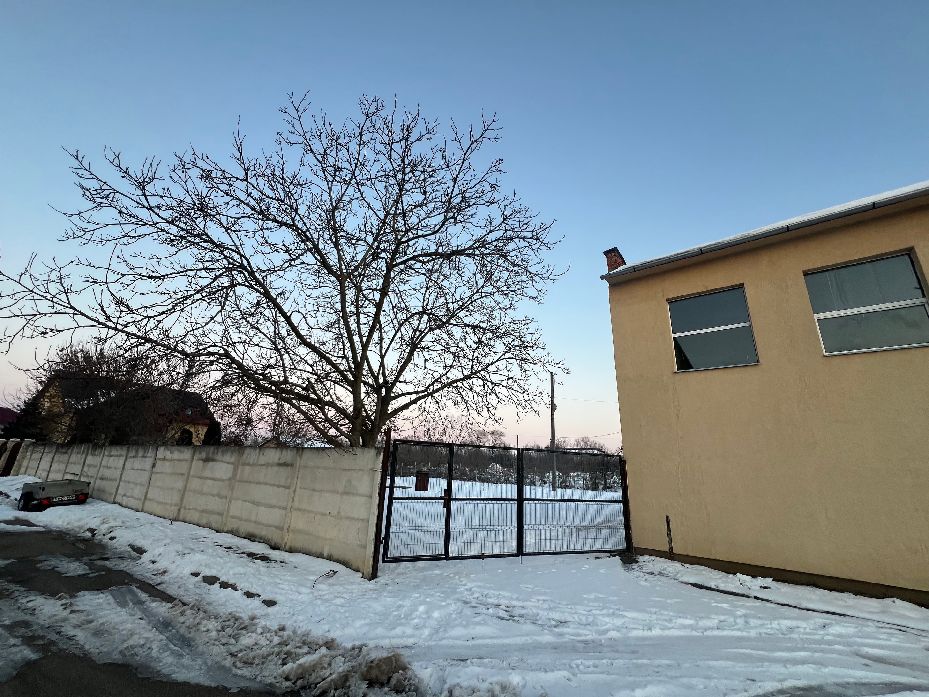 Teren cu hale industriale de vânzare/inchiriere